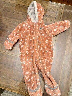 Perlimpinpin bunting suit floral size 6-9 months